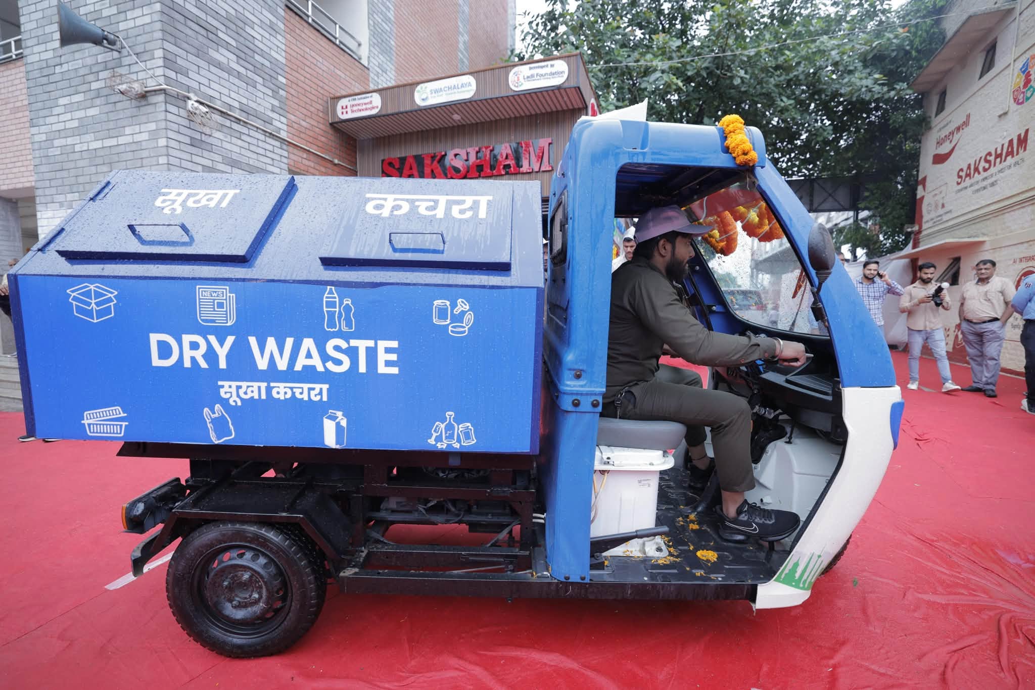 branding 137 ev vechile at delhi nagar nigam